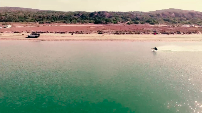 Record de velocidad es batido por surfista 
