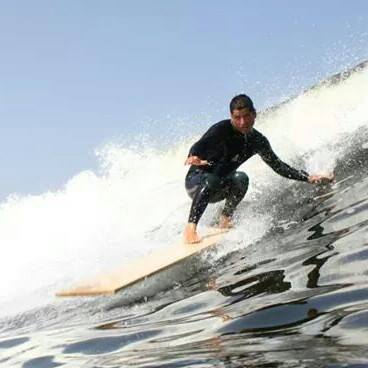 Recordando la vez que Rodrigo Rodg Gamarra surfe&oacute; con una tabla, literalmente 