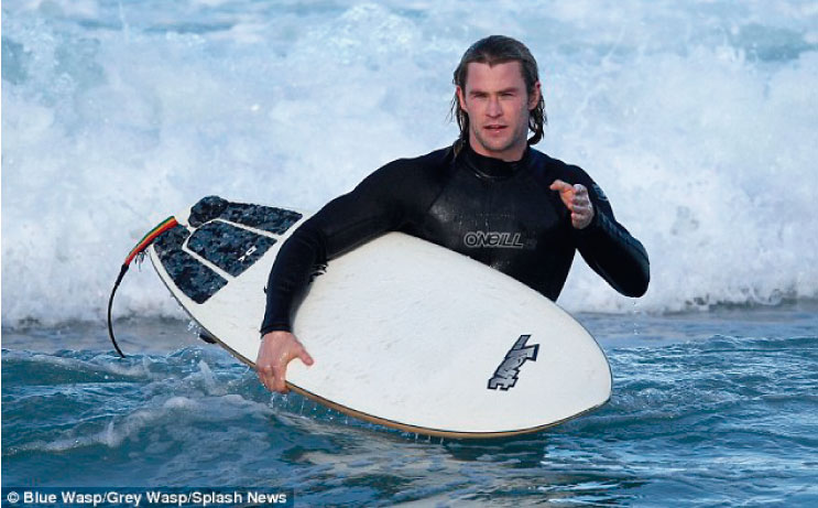 Esto hace Thor cuando cambia el martillo por una tabla de surf 