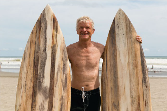 Una leyenda que fabrica tablas de surf de agave 