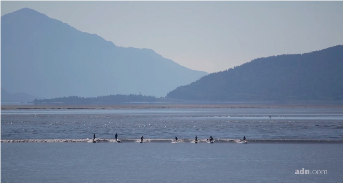 El surf en Alaska; una ola cada 11 horas 