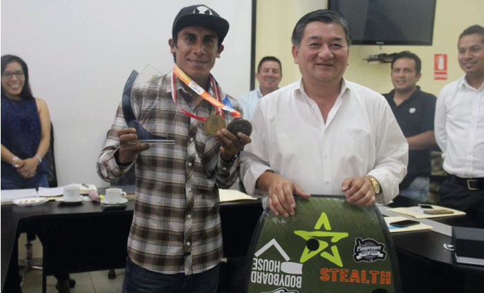 Municipalidad de Lur&iacute;n condecora a campe&oacute;n peruano de bodyboard Jorge Titi Hurtado 
