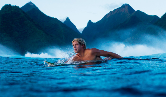 John John Florence salva a un grom en problemas