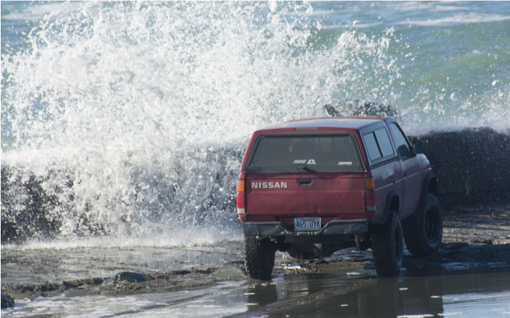 Conductor de una camioneta se juega la vida tras cruzar bah&iacute;a para ganarse con las olas  
