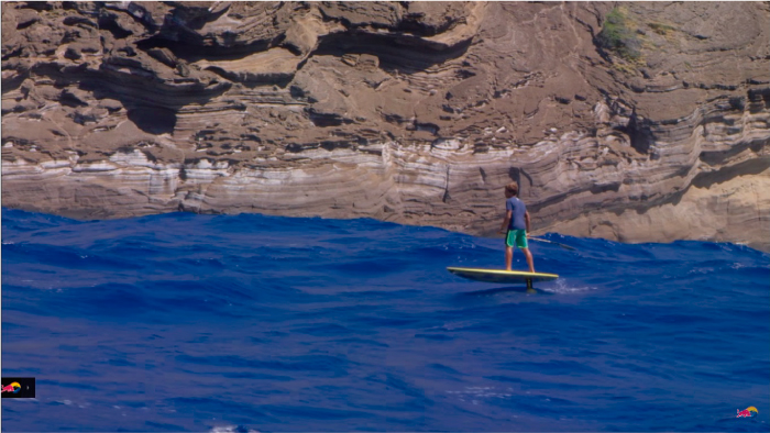 Kai Lenny cruza los canales hawaianos a bordo de su hydrofoil
