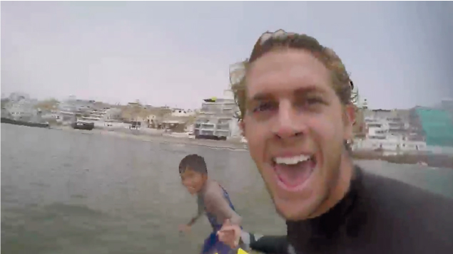 Miguel Tudela celebra la Navidad dando una clase sorpresa de surf a ni&ntilde;o de Punta Hermosa 
