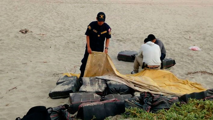 Camuflan 700 kilos de droga en arena de playa Los &Oacute;rganos