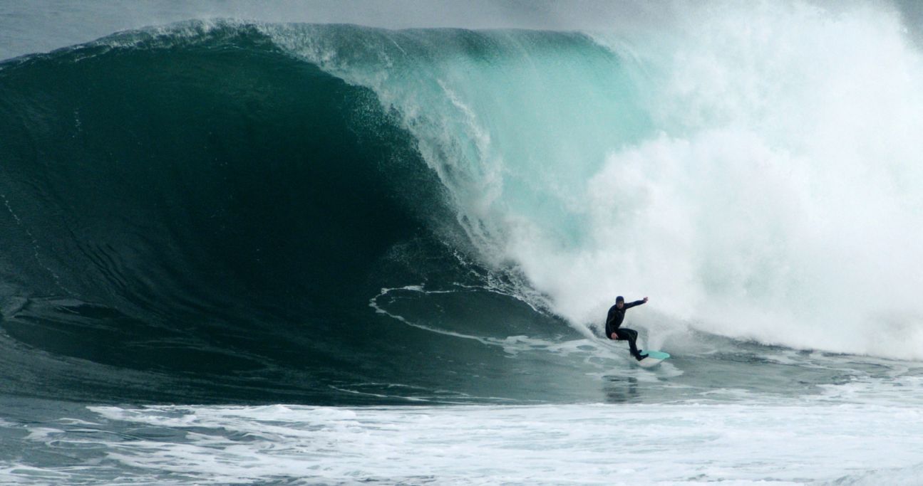 Surfeando con una tabla a motor solo para olas grandes