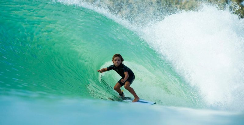 Ni&ntilde;o de 11 a&ntilde;os en la piscina de olas de Kelly Slater