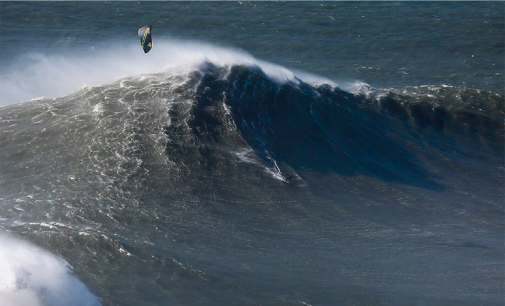 El kite surfer que desafi&oacute; las olas de Nazar&eacute;