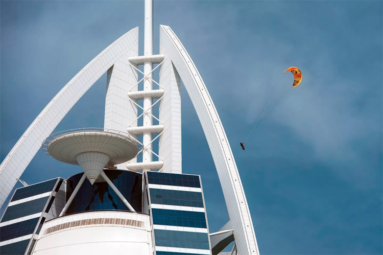 Kitesurfer se lanza al agua desde un edificio de 200 metros de altura 