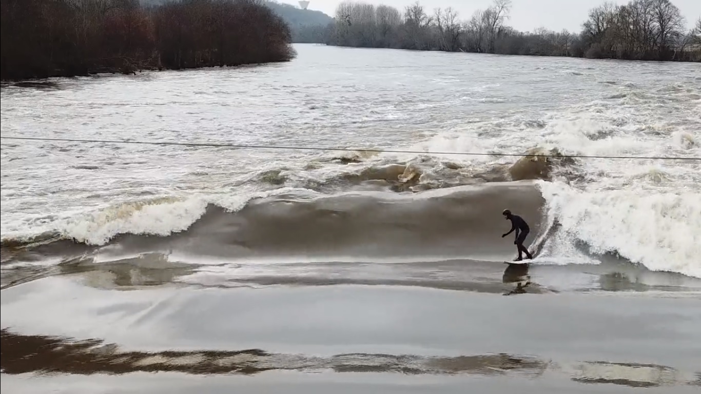 [CINEMA] En el r&iacute;o tal como en el mar, una ola est&aacute;tica natural