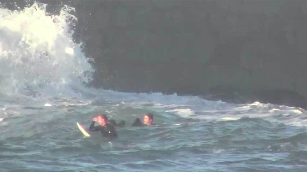 [CINEMA] Surfistas rescatan de las olas a un turista en Cantabria 