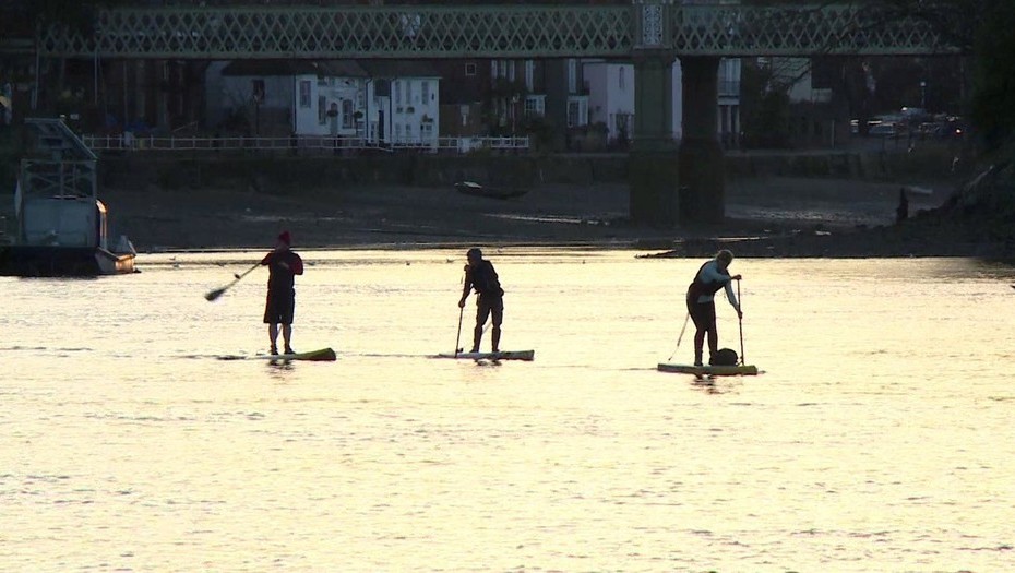 [VIDEO] Usan tablas de stand up paddle para limpiar 3 kil&oacute;metros de rio   