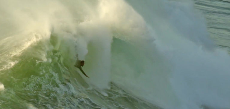[VIDEO] Surfeando Nazar&eacute; sin tabla de surf 