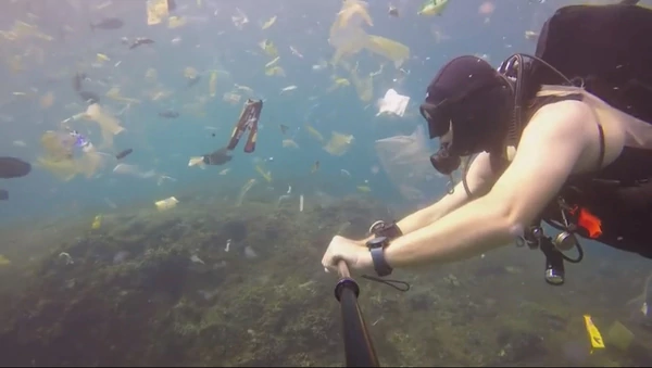 Impresionante mar de basura en aguas de Bali
