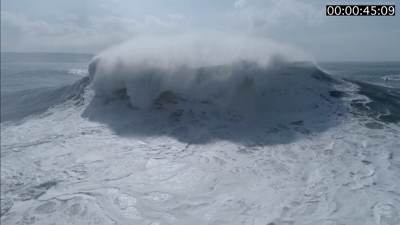 Cuando los surfistas de ola grande luchan por sobrevivir en Nazar&eacute; 