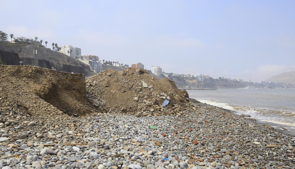 Arrojan desmonte en playa de Barranco