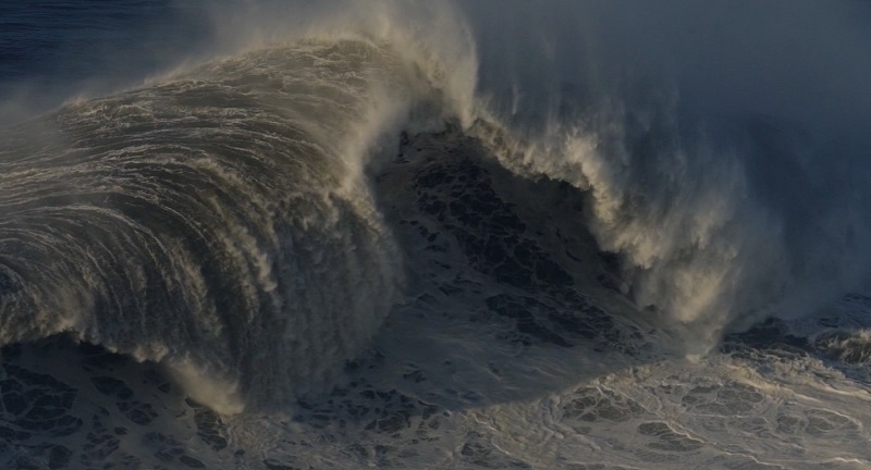 La belleza hipn&oacute;tica de las olas gigantes y solitarias de Nazar&eacute; 