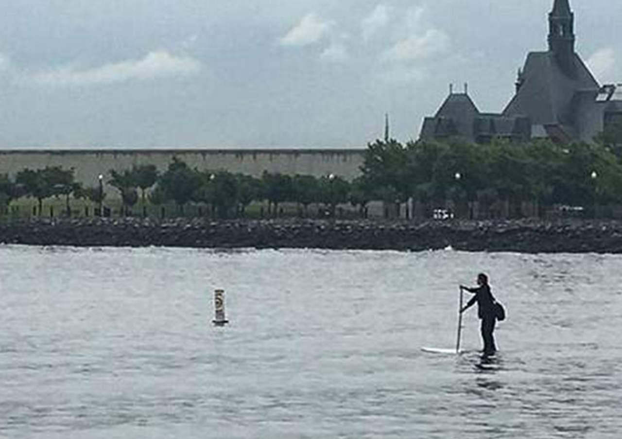 Cruza el R&iacute;o Hudson en paddleboard para ir a su trabajo