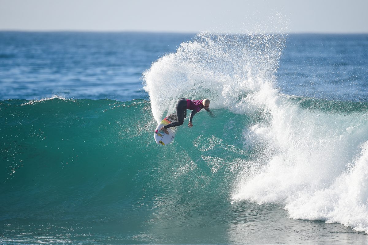 Buenas olas en el inicio de la competencia femenina en el Corona J-Bay