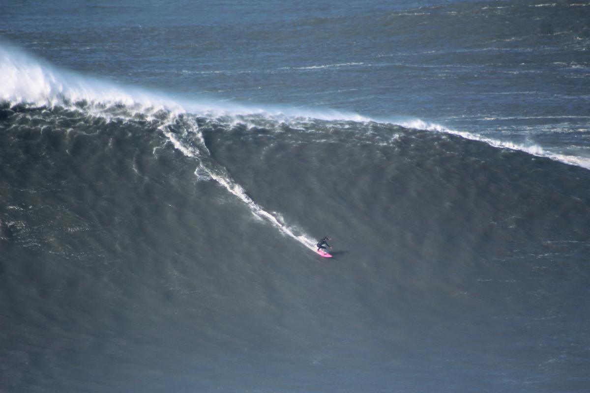 Maya Gabeira critica a la WSL y pide ayuda para ser la primera surfista en el libro Guinness 