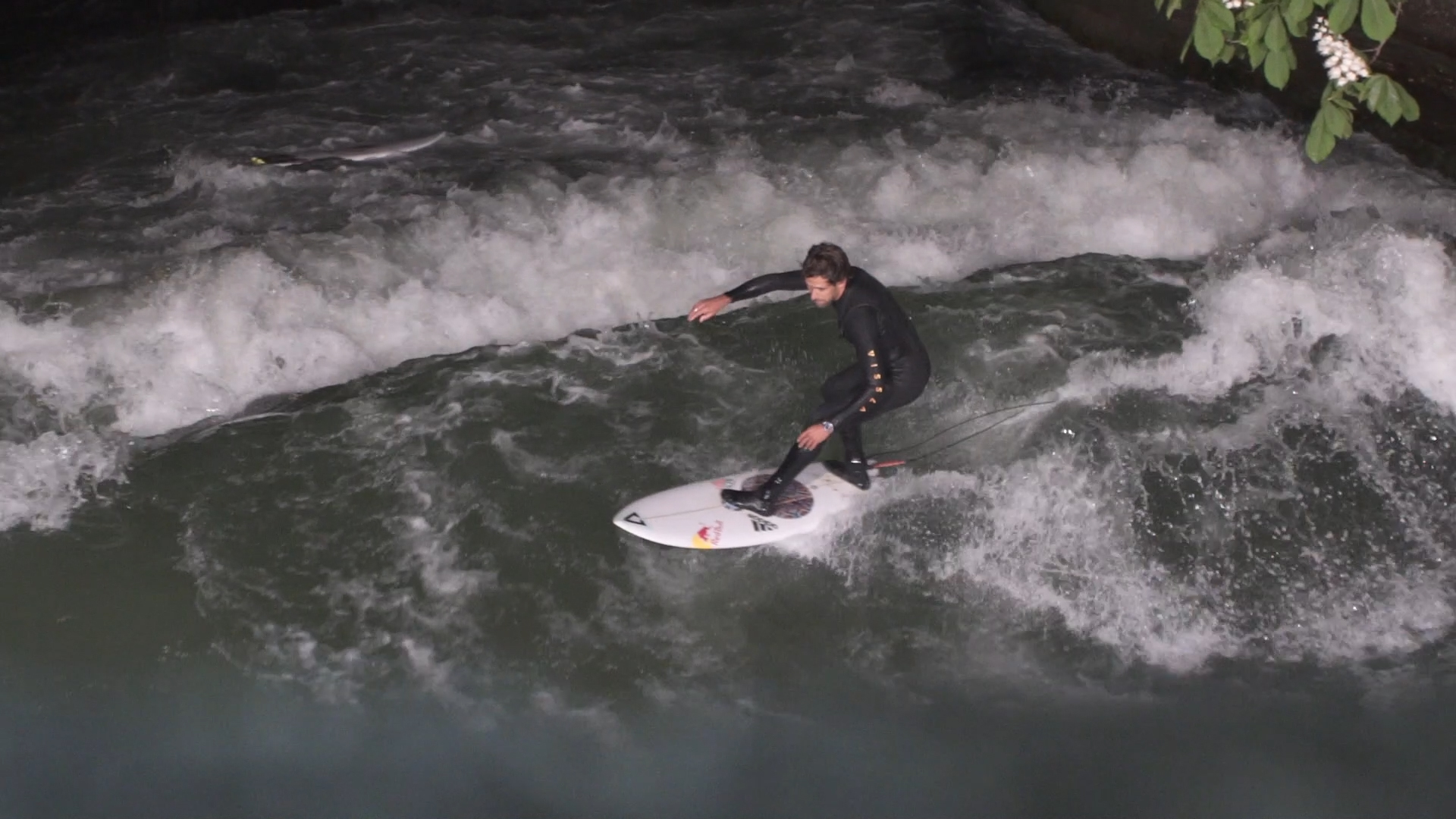 Gabriel Villar&aacute;n corre olas en M&uacute;nich
