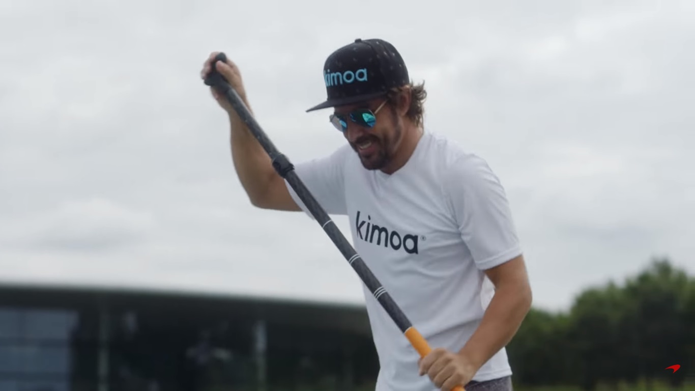 Fernando Alonso se olvida de la F&oacute;rmula 1 con una carrera de Paddle Surf