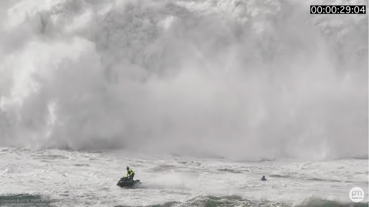 Thiago Jacar&eacute; casi no sobrevive&nbsp;a una contenci&oacute;n de olas m&uacute;ltiples en&nbsp;Nazar&eacute;&nbsp;