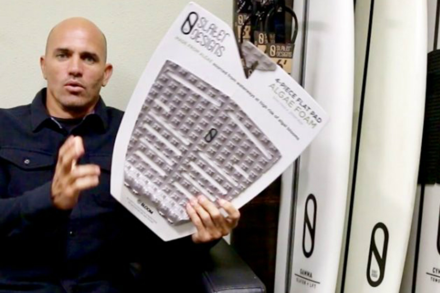 Kelly Slater examina al detalle el traction pad de algas