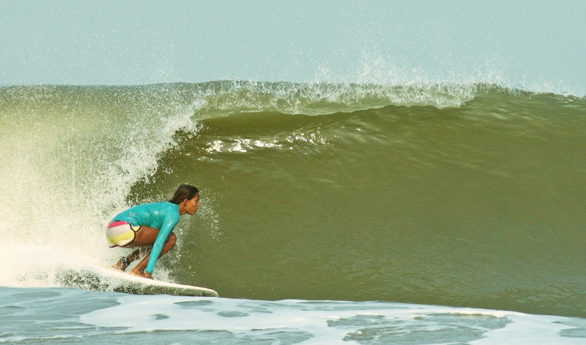 C&oacute;mo la primera surfista mujer de la India est&aacute; transformando su peque&ntilde;a aldea en un para&iacute;so