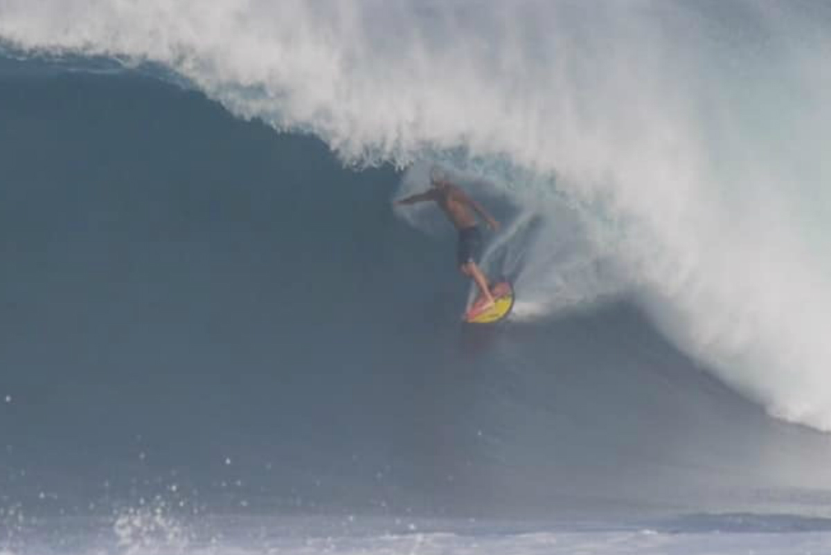Portada dominguera con Ian Gubbins destruyendo en Puerto Escondido