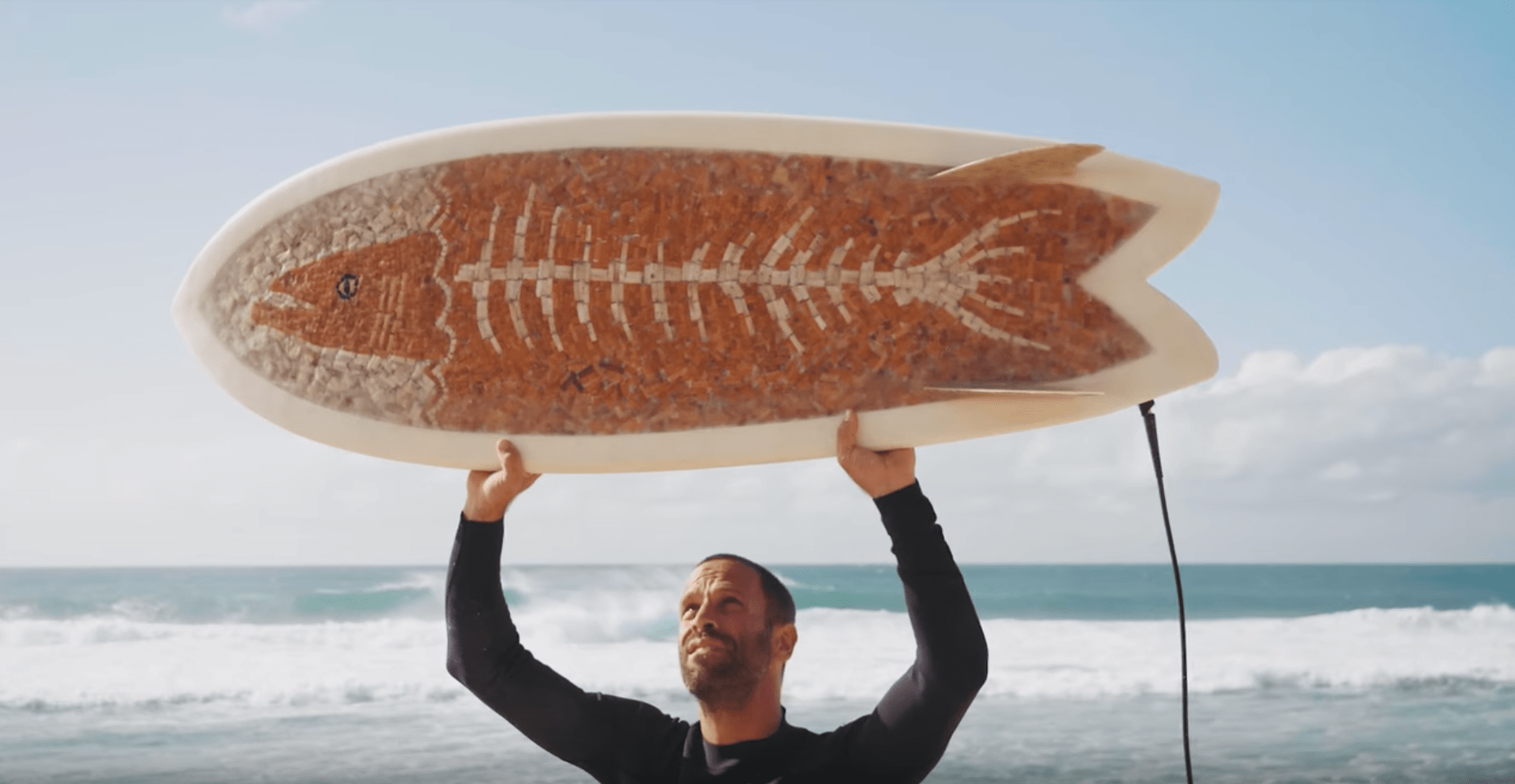 Jack Johnson pone a prueba tabla hecha con colillas de cigarros