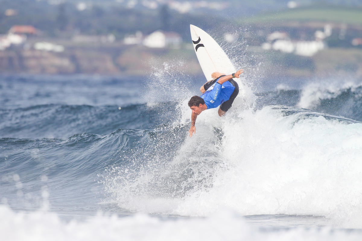 Alonso Correa y Kelly Slater avanzan juntos en Haw&aacute;i