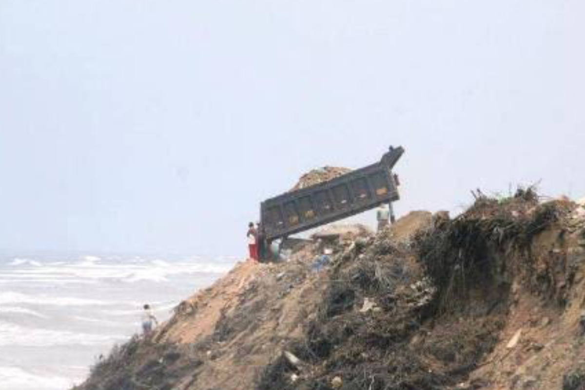 Trujillo: Cami&oacute;n arroja basura en plena competencia de surf 
