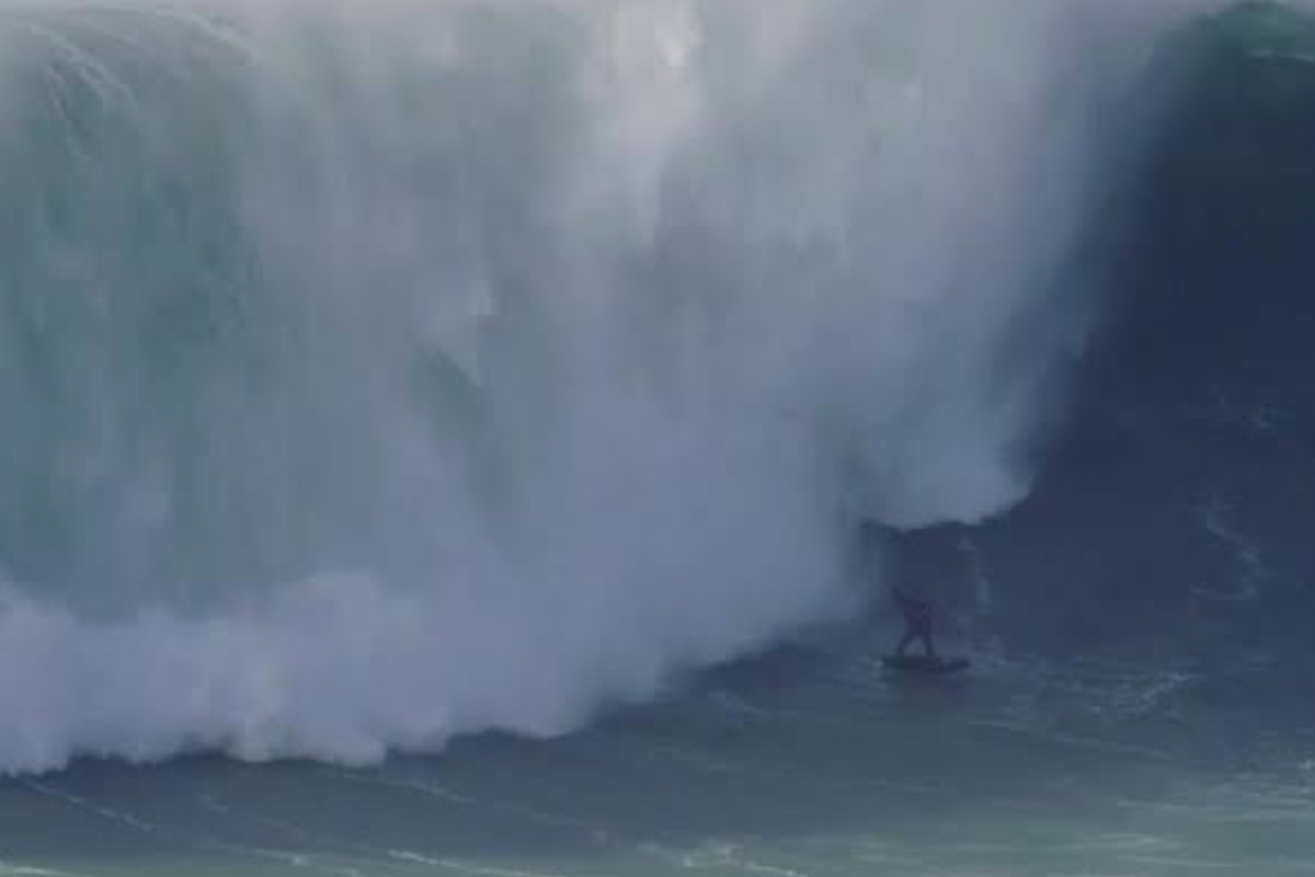 Ola gigante se traga a surfista brasile&ntilde;o en Nazar&eacute;