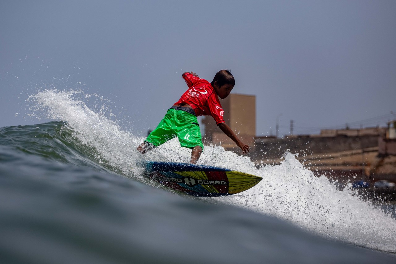 Casta&ntilde;eda y Barthelmess triunfan en Semillero de Surf en San Bartolo