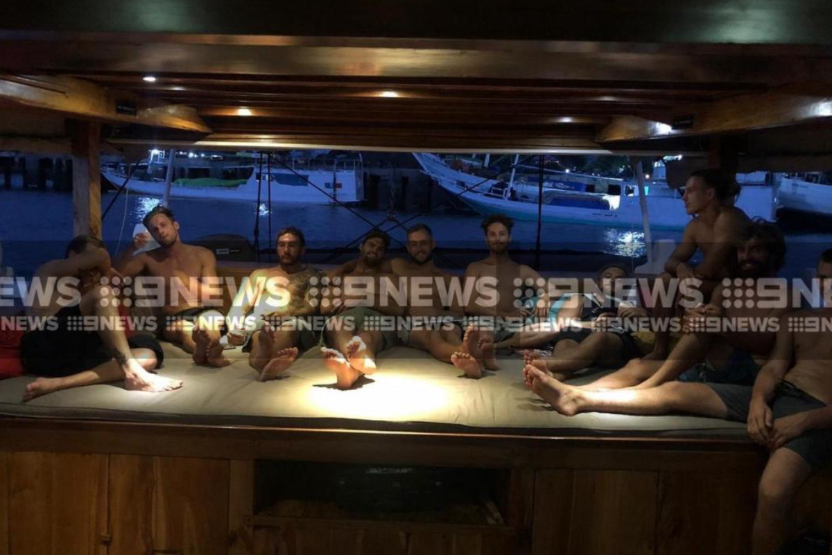 Surfistas australianos atrapados en puerto de Indonesia por Coronavirus 