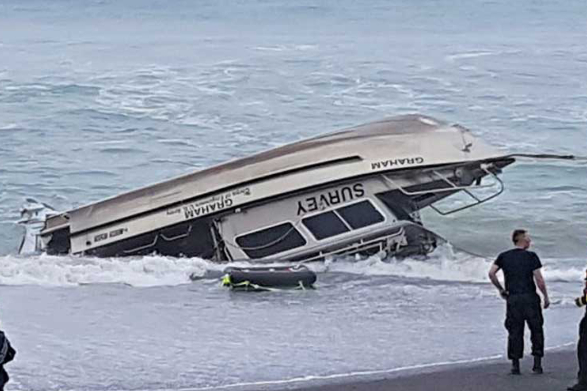California: Surfistas no respetan cuarentena y su bote es arrastrado por las olas