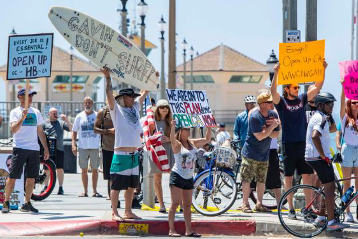Huntington Beach se resiste a confinarse por el Covid-19