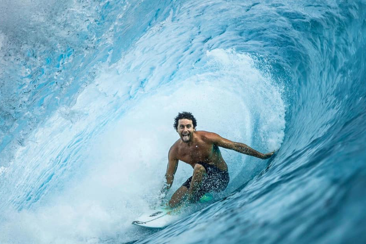  Surfistas vuelven a disfrutar de las olas en Tahit&iacute;
