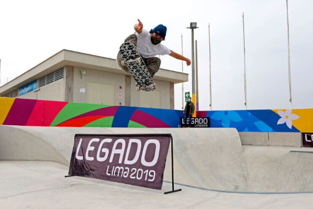 Skaters profesionales entrenan en el Centro de Alto Rendimiento del Surf en Punta Rocas