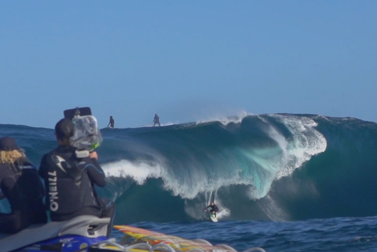"Flick", la chica r&eacute;cord de olas grandes en Australia
