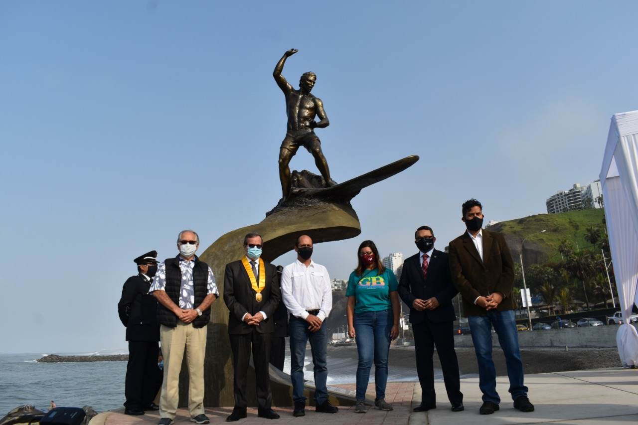 Imponente estatua en memoria a "El Gordo" Barreda se inaugur&oacute; hoy en playa Makaha