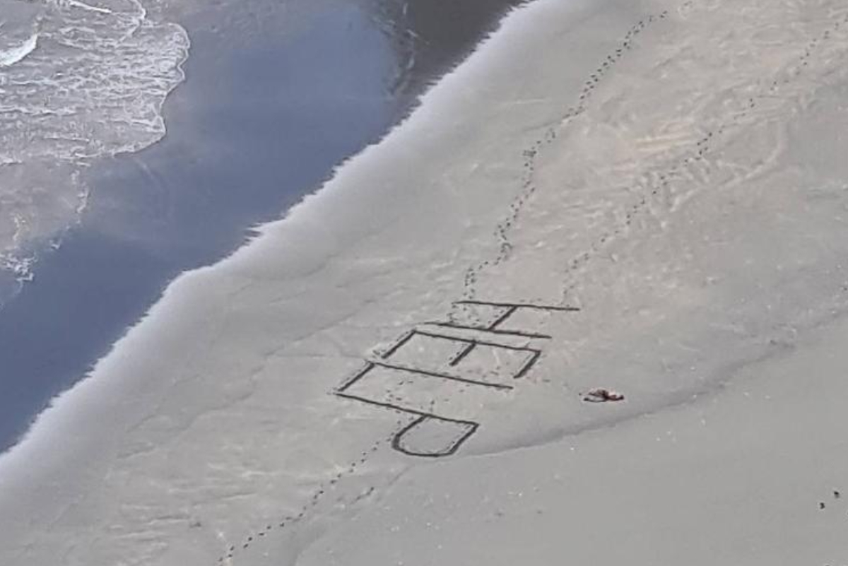 Mensaje desesperado en la arena salva a surfista gravemente herido
