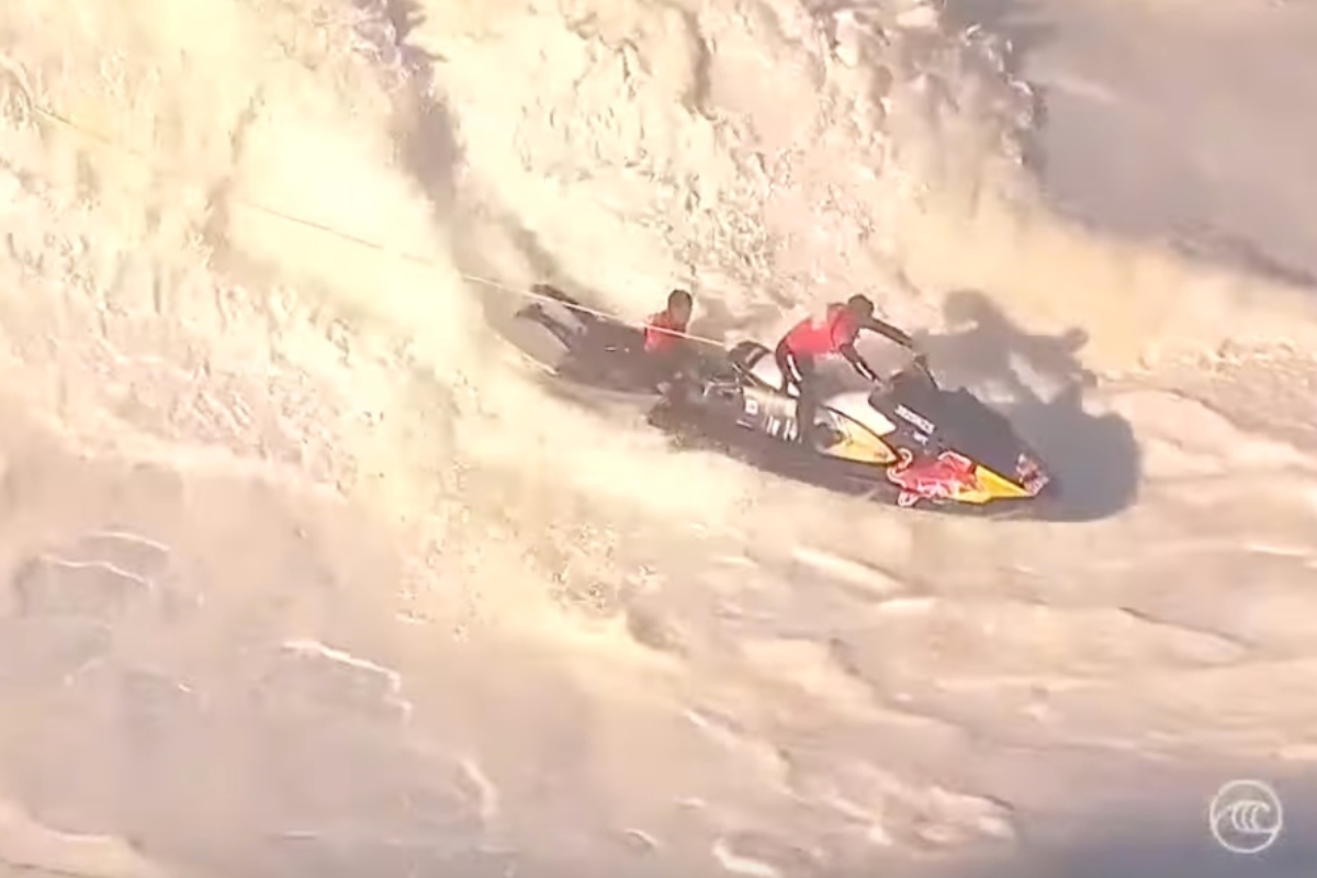 Tenso momento para Lucas Chumbo y Kai Lenny en el Nazar&eacute; Challenge tras ser engullidos por una ola 