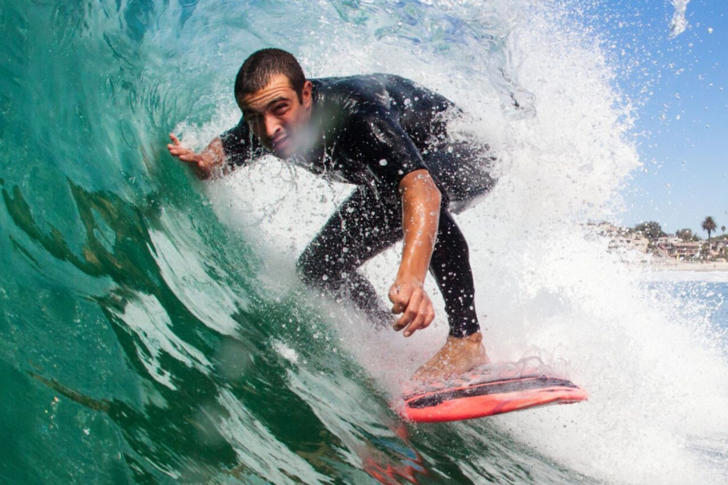 Atrapando la Ola de la Sostenibilidad: Balanceando el Impacto Clim&aacute;tico en la Industria del Surf