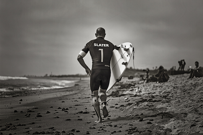 Lo hace de nuevo: Kelly Slater al rescate de dos ba&ntilde;istas en Pipeline