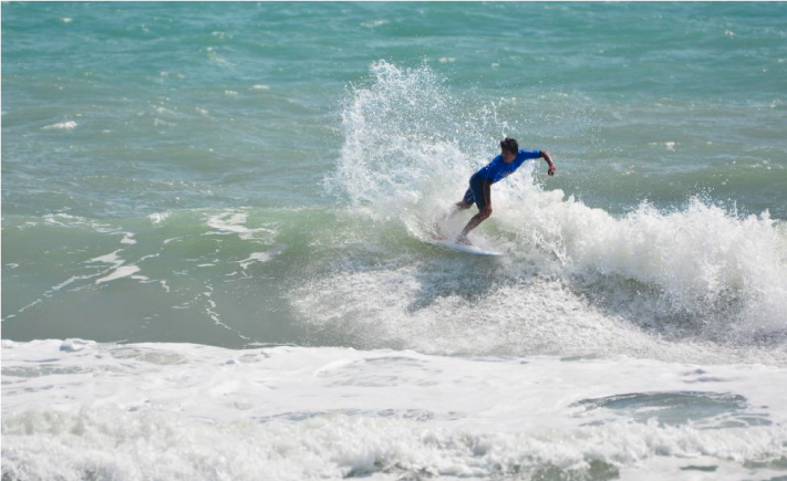 Juninho Urcia pelea su clasificaci&oacute;n a ronda 5 del  Hang Loose Pro Contest 
