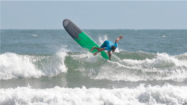 Lucas Garrido Lecca se impone en la ronda dos del mundial de Longboard
